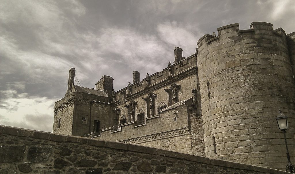 château de stirling en écosse avec ses tours de pierre sous un ciel nuageux
