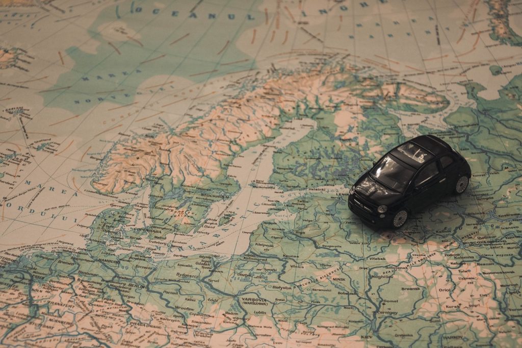 petite voiture noire sur une carte routière de l'europe pour voyager