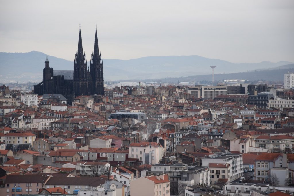 vue panoramique de clermont-ferrand avec la cathédrale gothique et les montagnes d'auvergne