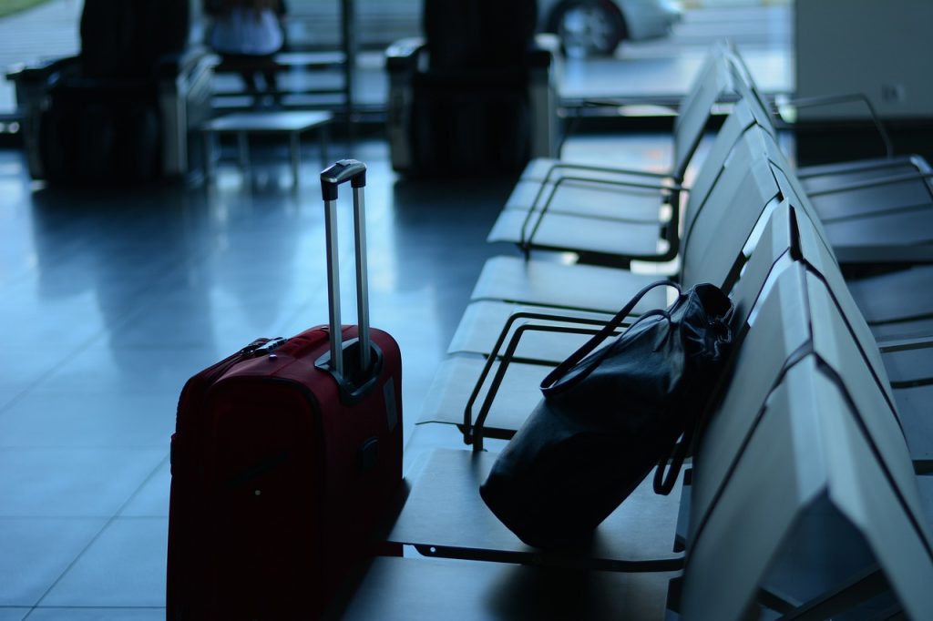 valises dans une salle d'attente d'aéroport, voyage d'affaires en espagne