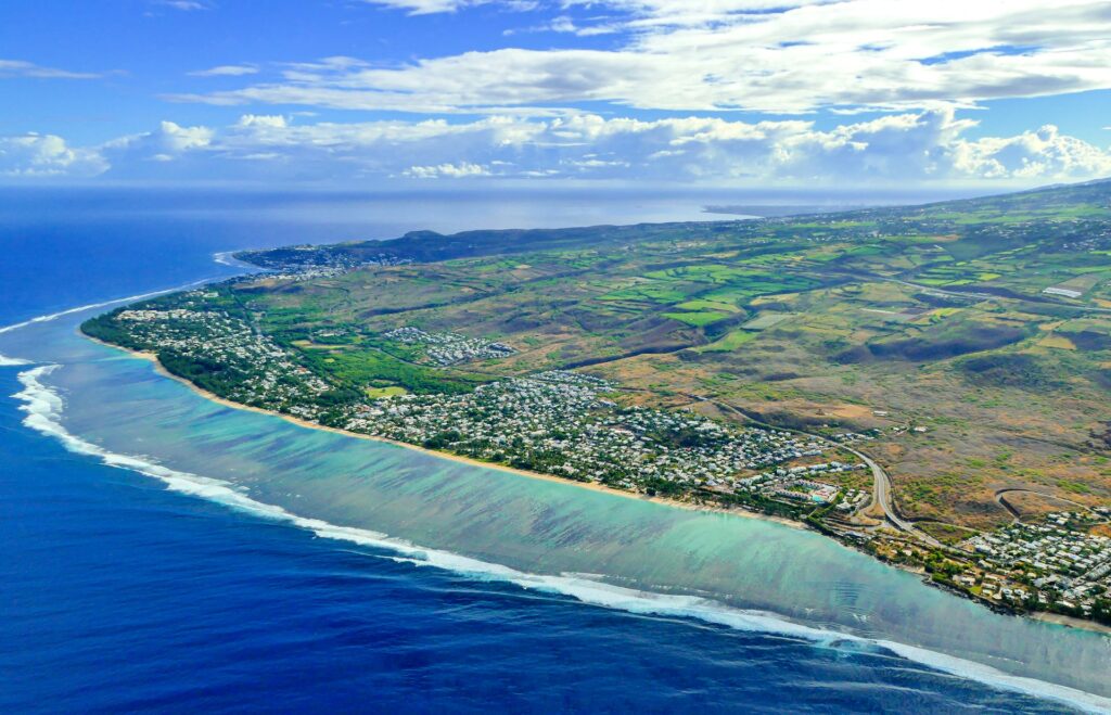 vue aérienne de saint-denis à la réunion avec plages, lagon et terres agricoles